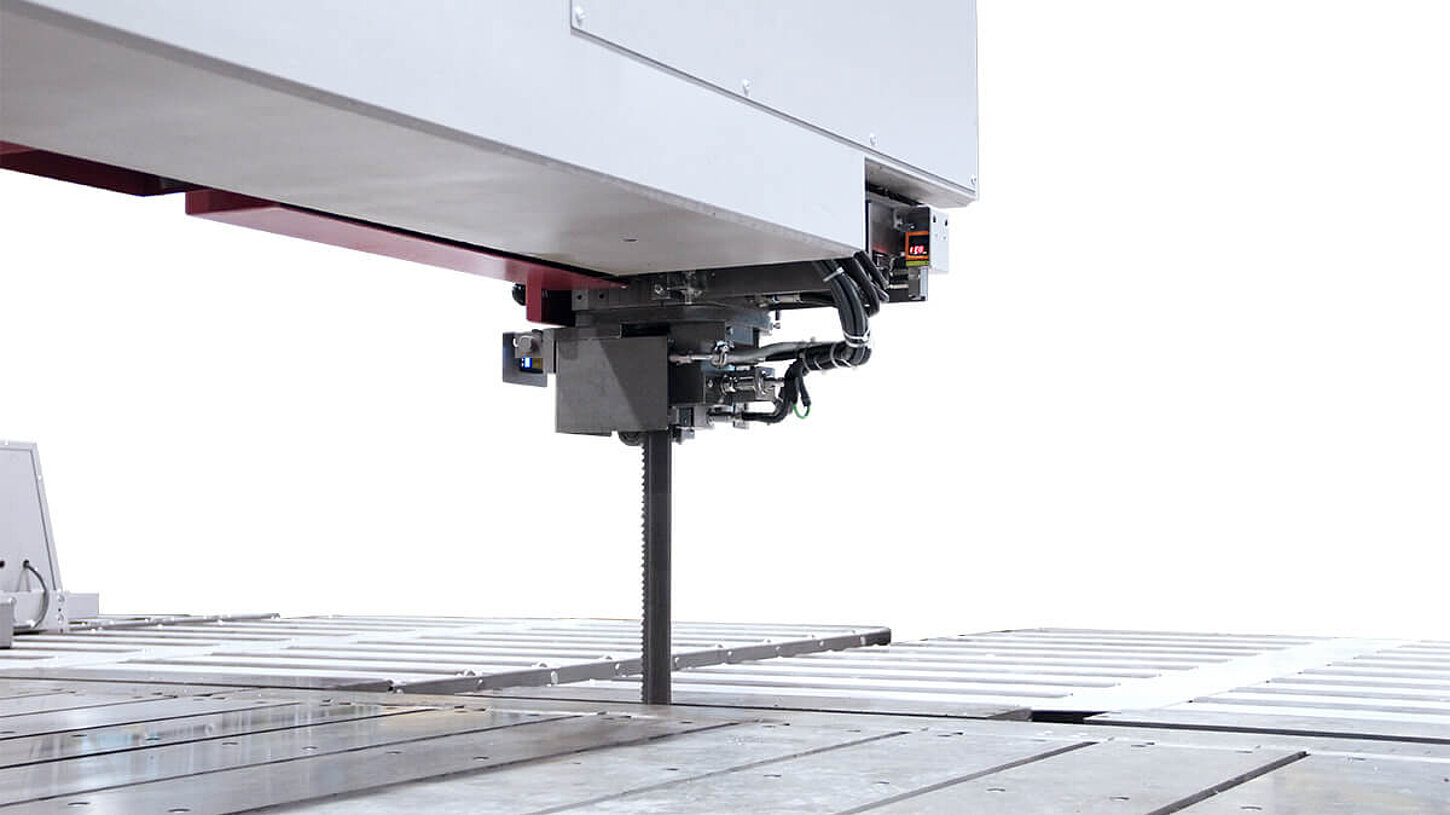 Behringer automatic vertical band saw LPS25-250-6A rotatable band guide allows sawing of parts and trim cuts on rolled plate