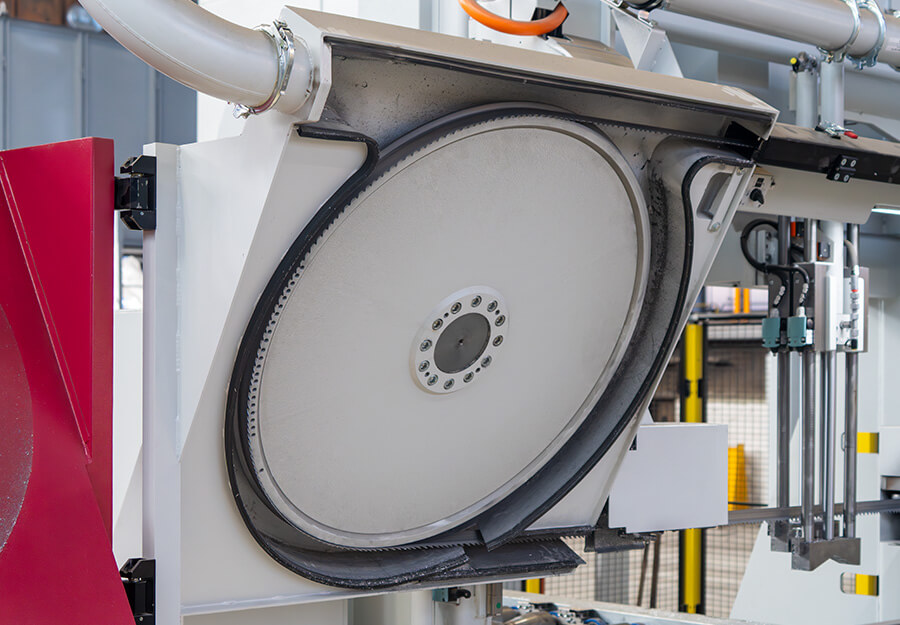 Efficient Sawing of Cast Aluminium Billets Maschinenumhausung