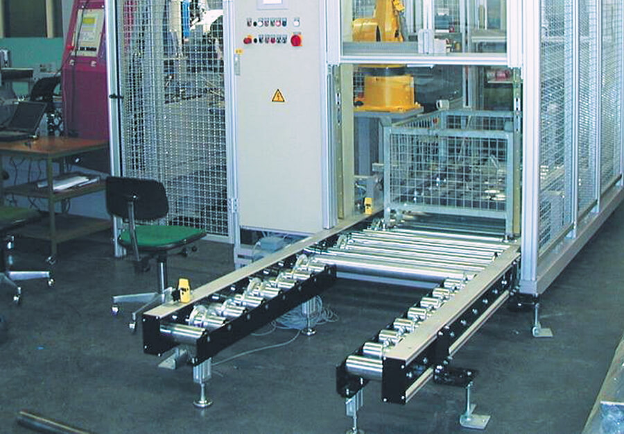 Robot cell and automated pallet depot of an industrial circular saw