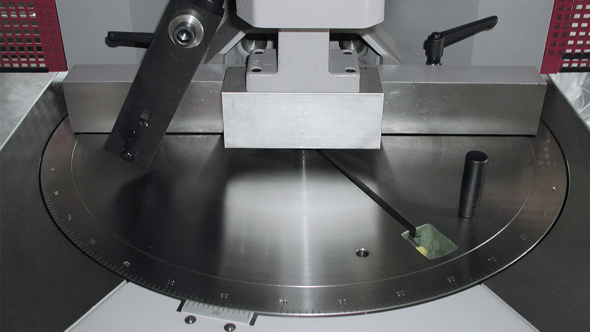 Behringer Eisele Unterflursäge PSU 450 H Materialtisch mit Gehrungseinstellung