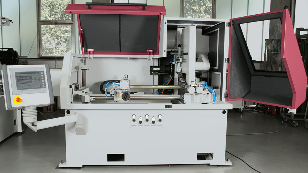 Behringer Eisele Aluminiumsäge VA-L mit großflächig öffnender Maschinenverkleidung für beste Zugänglichkeit
